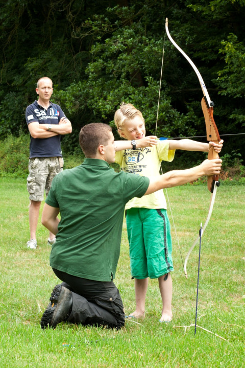 Joven aprende tiro con arco Camping Donnersberg en Gerbach, Renania-Palatinado, Alemania