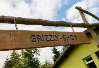 Hinweisschild Grizzly Shop Camping Donnersberg in Gerbach, Rheinland-Pfalz, Deutschland