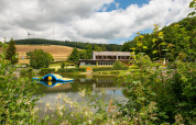 Teich mit aufblasbaren Attributen Camping Donnersberg in Gerbach, Rheinland-Pfalz, Deutschland