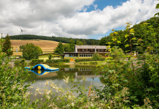 Teich mit aufblasbaren Attributen Camping Donnersberg in Gerbach, Rheinland-Pfalz, Deutschland