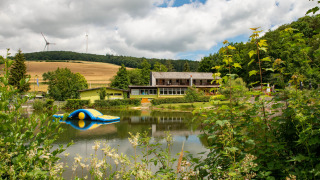 Vijver met opblaasattribuut Camping Donnersberg in Gerbach, Rheinland-Pfalz, Duitsland