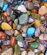 Variedad colorida de piedras y gemas pulidas de Gerbach, Renania-Palatinado, Alemania, esparcidas juntas.