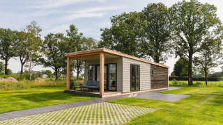 Panorama lodge med wellness og Dutch Tub på Vakantiepark Hölte, omgivet af grøn natur i Holland.