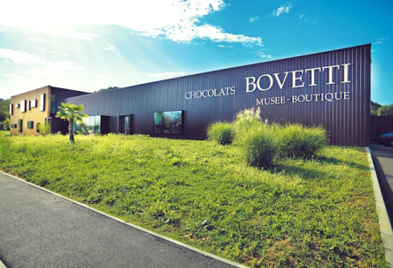 Vista exterior del museo y boutique Chocolats Bovetti cerca de Terrasson-Lavilledieu, Nouvelle-Aquitaine, Francia.