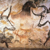 Pintura rupestre de Lascaux cerca de Terrasson-Lavilledieu, Francia, con animales prehistóricos en la pared.
