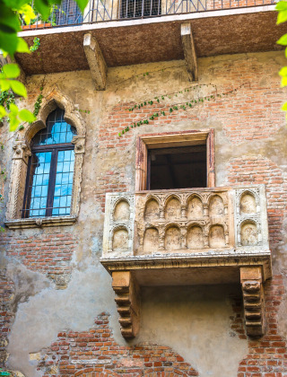 Balcón histórico con detalles góticos y muro de ladrillo cerca de Valeggio sul Mincio, Lombardía, Italia.