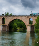 Un autobús urbano cruza el puente sobre el río Tarn, Montauban, Occitanie, Francia