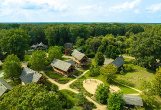 Luchtfoto van Sandberghe vakantiepark in Noord-Brabant, Nederland met houten huisjes en veel groen.