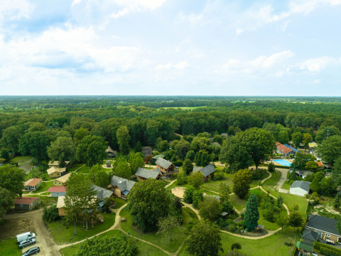 Luchtfoto van vakantiepark Sandberghe in Noord-Brabant, Nederland, omringd door bossen en natuur.