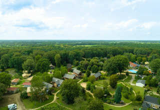 Luchtfoto van vakantiepark Sandberghe in Noord-Brabant, Nederland, omringd door bossen en natuur.