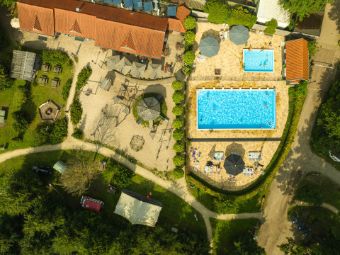 Campingplads og swimmingpool fra oven - Sandberghe - Uden, Nord-Brabant, Holland