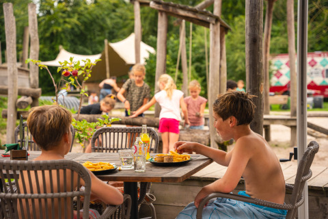 Enfants sur la terrasse - Sandberghe - Uden, Brabant du Nord, Pays-Bas