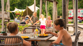 Niños en la terraza - Sandberghe - Uden, Brabante Septentrional, Países Bajos