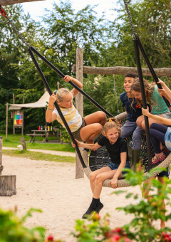 Niños en el columpio - Sandberghe - Uden, Brabante Septentrional, Países Bajos