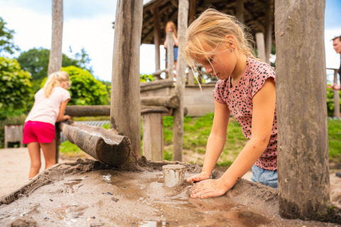 Spielen auf dem Wasserspielplatz - Sandberghe - Uden, Nordbrabant, Niederlande