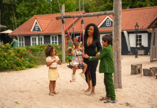 Familie an der Schaukel - Sandberghe - Uden, Nordbrabant, Niederlande