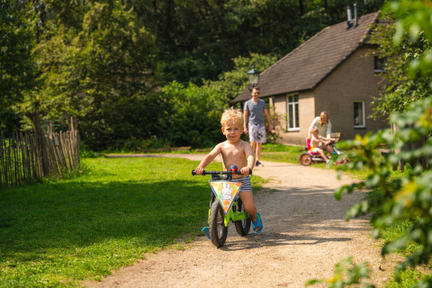 Enfant à vélo - Sandberghe - Uden, Brabant du Nord, Pays-Bas