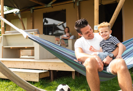 Safaritent met vader kind