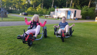 Kinderen op skelter - Camping de Breede- Warffum - Groningen - Nederland(1)