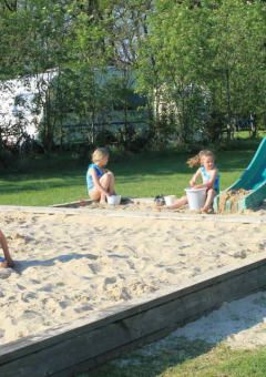 Kinder im Sandkasten - Camping Dal van de Mosbeek - Mander - Overijssel - Niederlande