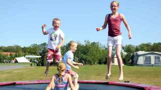 Familie auf dem Trampolin - Camping Dal van de Mosbeek - Mander - Overijssel - Niederlande