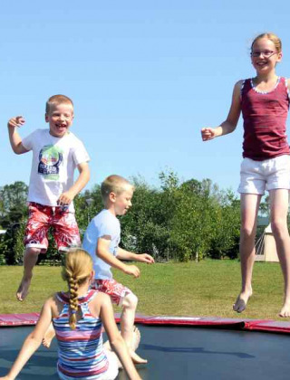 Familie auf dem Trampolin - Camping Dal van de Mosbeek - Mander - Overijssel - Niederlande