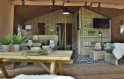 Vista del interior en Veluwe Lodge de Camping Samoza en los Países Bajos, con muebles de madera y ambiente cálido.