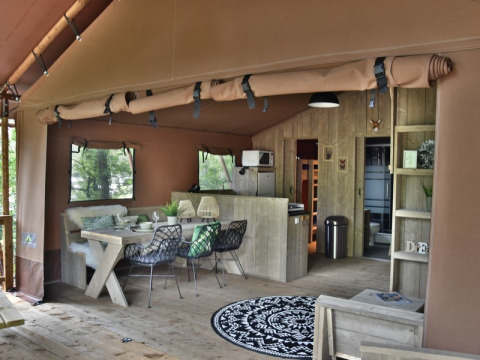 Interior de una acogedora cabaña en Veluwe Lodge en Camping Samoza, Países Bajos, con decoración rústica.