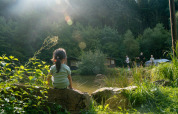Niño junto al río - Camping Bockenauer Schweiz - Vodatent - Bockenau, Renania-Palatinado, Alemania