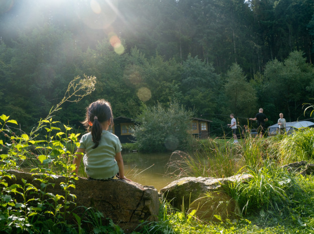 Kind bij de rivier - Camping Bockenauer Schweiz  - Vodatent - Bockenau, Rheinland-Pfalz, Duitsland