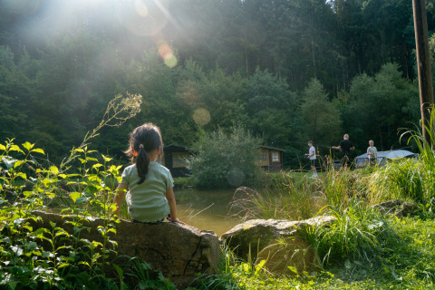 Kind bij de rivier - Camping Bockenauer Schweiz  - Vodatent - Bockenau, Rheinland-Pfalz, Duitsland