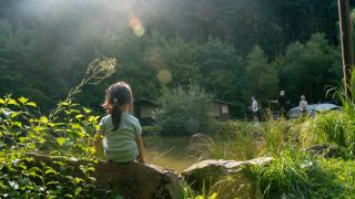 Kind bij de rivier - Camping Bockenauer Schweiz  - Vodatent - Bockenau, Rheinland-Pfalz, Duitsland