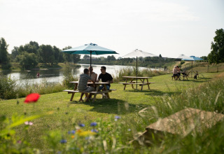 Familie am Picknicktisch - Vodatent - Camping de Boomgaard - Maaseik - Belgisch-Limburg - Belgien.