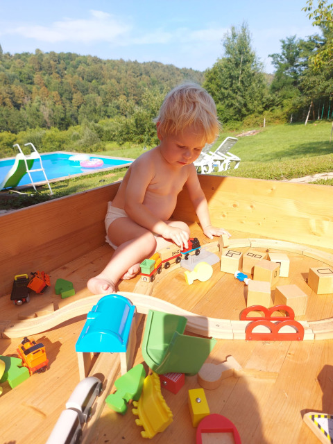 Kleiner Junge spielt mit Blöcken - Camping Sretanwolf - Bosiljevo, Karlovac, Kroatien