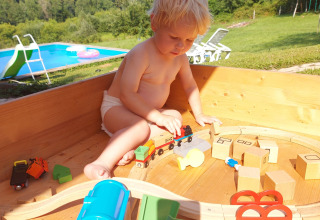 Niño jugando con bloques - Camping Sretanwolf - Bosiljevo, Karlovac, Croacia