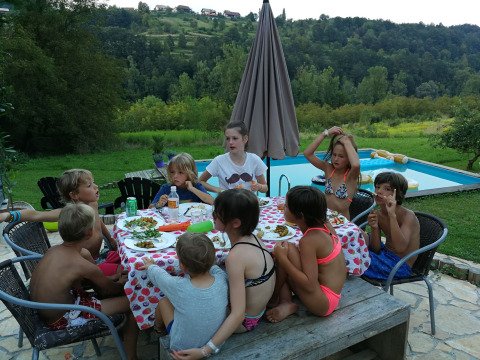 Kinder am Tisch mit Pool im Hintergrund - Camping Sretanwolf - Bosiljevo, Karlovac, Kroatien
