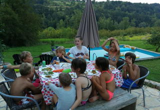 Børn ved bord med pool i baggrunden - Camping Sretanwolf - Bosiljevo, Karlovac, Kroatien
