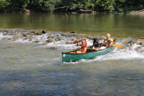 Enfants et chien en canoë - Camping Sretanwolf - Bosiljevo, Karlovac, Croatie