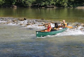 Kinder und Hund im Kanu - Camping Sretanwolf - Bosiljevo, Karlovac, Kroatien