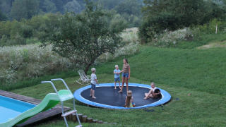Kinder auf dem Trampolin - Camping Sretanwolf - Bosiljevo, Karlovac, Kroatien