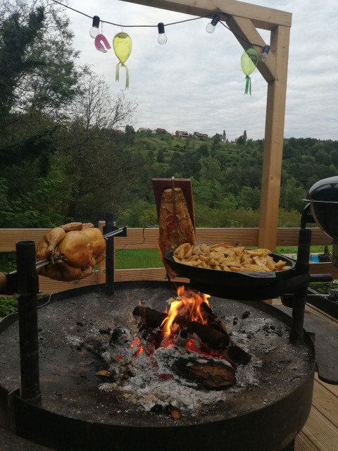 Brathähnchen auf dem Feuer - Camping Sretanwolf - Bosiljevo, Karlovac, Kroatien