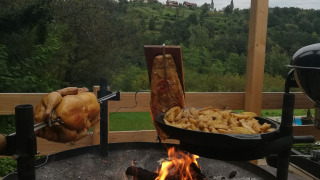 Brathähnchen auf dem Feuer - Camping Sretanwolf - Bosiljevo, Karlovac, Kroatien