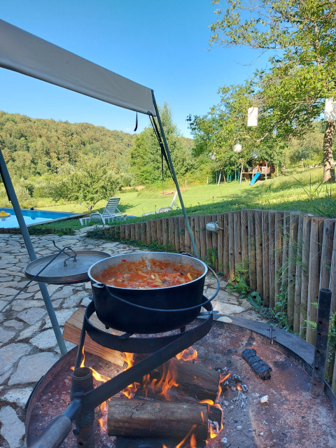 Pfanne mit Essen auf einem Holzfeuer - Camping Sretanwolf - Bosiljevo, Karlovac, Kroatien