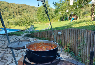Pfanne mit Essen auf einem Holzfeuer - Camping Sretanwolf - Bosiljevo, Karlovac, Kroatien