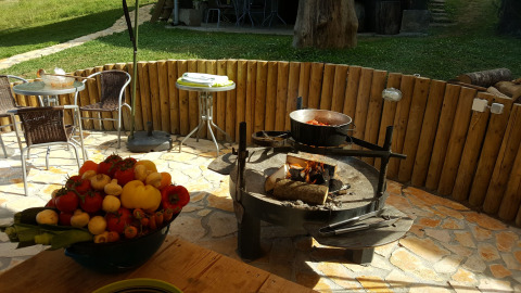 Pfanne mit brennendem Essen - Camping Sretanwolf - Bosiljevo, Karlovac, Kroatien