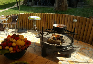 Pfanne mit brennendem Essen - Camping Sretanwolf - Bosiljevo, Karlovac, Kroatien