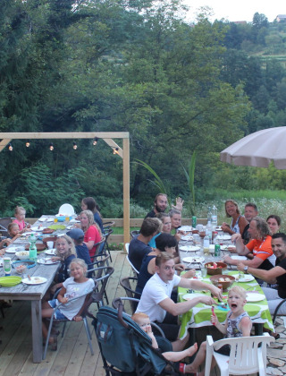 Gäste am Tisch - Camping Sretanwolf - Bosiljevo, Karlovac, Kroatien