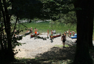 Gæster ved søen med kano, - Camping Sretanwolf - Bosiljevo, Karlovac, Kroatien