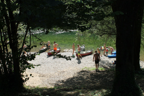 Gæster ved søen med kano, - Camping Sretanwolf - Bosiljevo, Karlovac, Kroatien