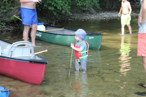 Jugendlicher im See mit Kanu - Camping Sretanwolf - Bosiljevo, Karlovac, Kroatien